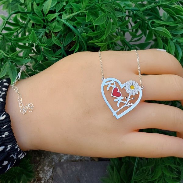 Gümüş Kalpli Tasarım Harfli Papatya Kolye