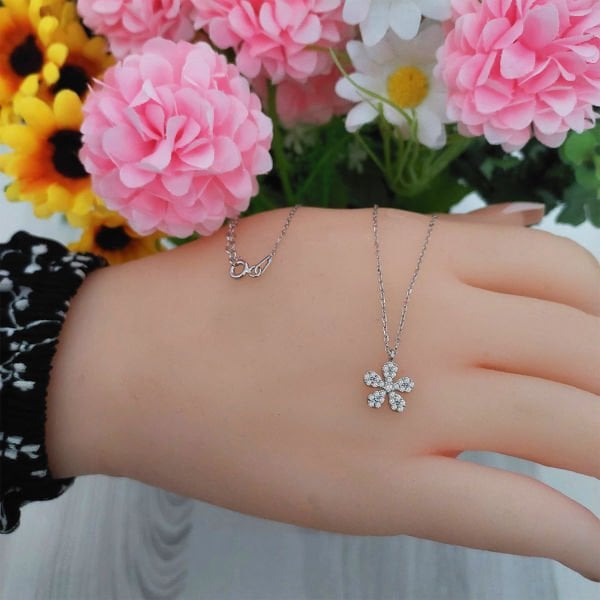 Gümüş Minik Taşlı Papatya Kolye