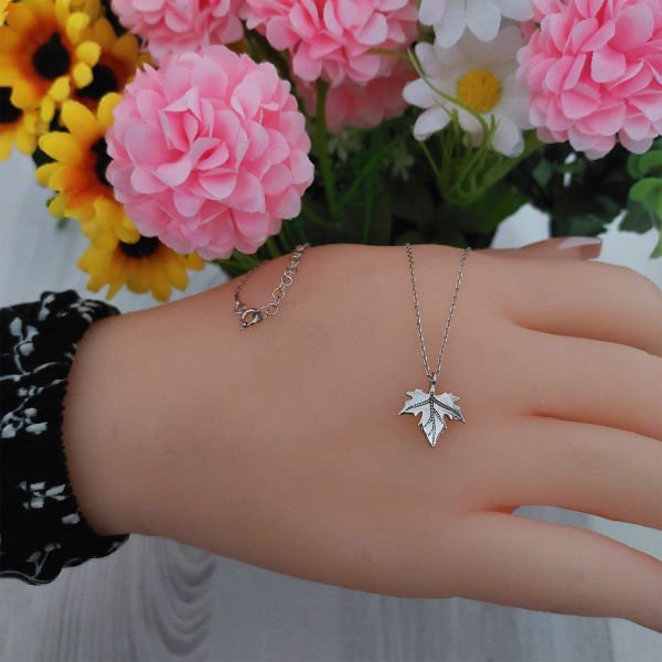 Gümüş Çınar Yaprağı Kolye