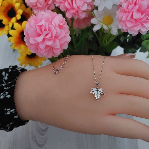 Gümüş Çınar Yaprağı Kolye