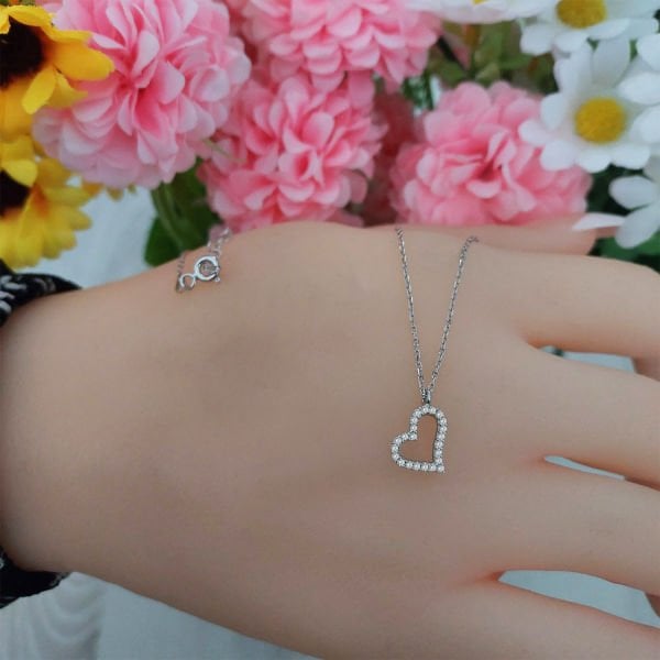 Gümüş Beyaz Taşlı Kalpli Kolye