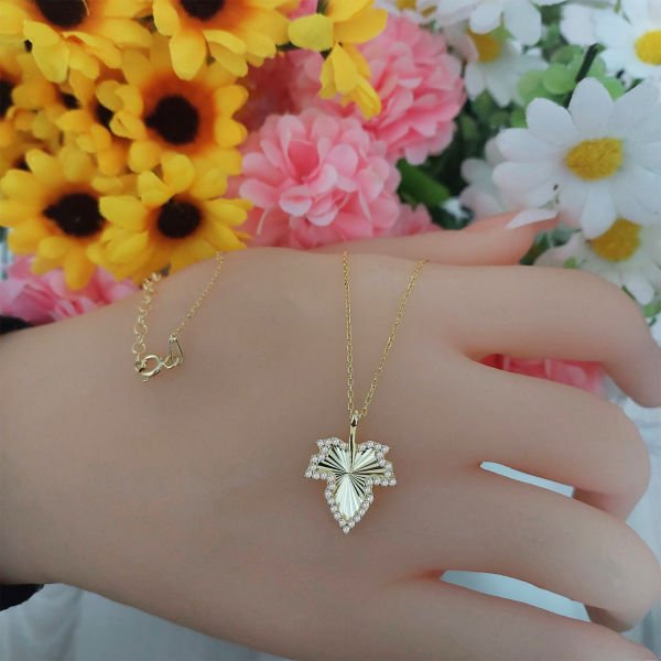 Gümüş Taşlı Kalemli Çınar Yaprağı Kolye