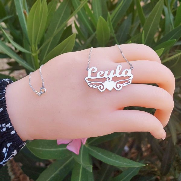 Gümüş Melek Kanat Kalpli Altı Desenli İsimli Kolye