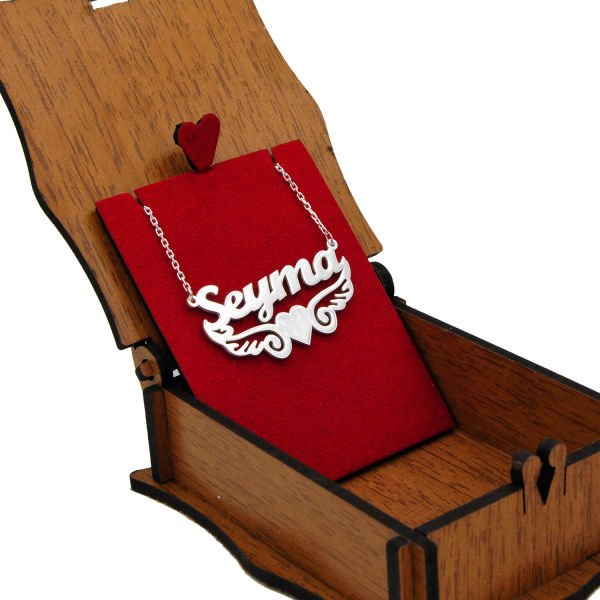 Gümüş Melek Kanat Kalpli Altı Desenli İsimli Kolye