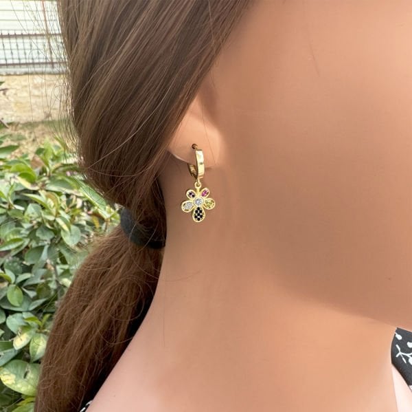 Gümüş Taşlı Papatya Küpe