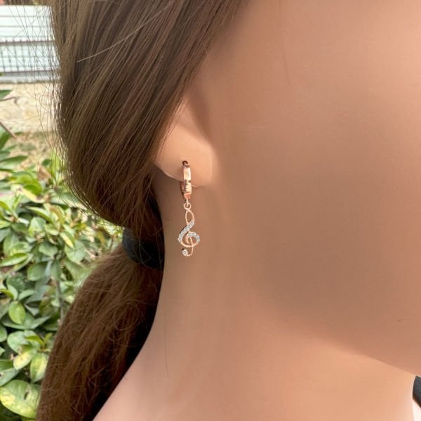 Gümüş Sol Anahtarı Sallantılı Küpe