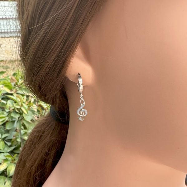 Gümüş Sol Anahtarı Sallantılı Küpe