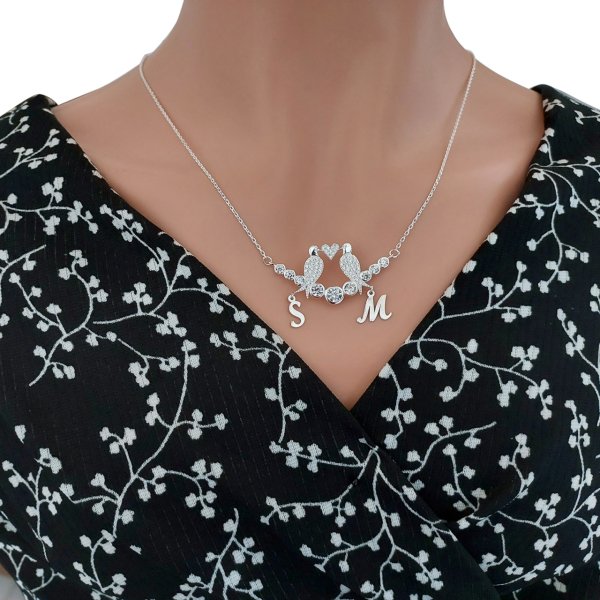 Gümüş Taşlı Kuş Tasarımlı Altı Harfli Kolye