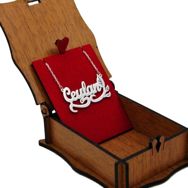 Gümüş Altı Yaprak Desenli İsimli Kolye