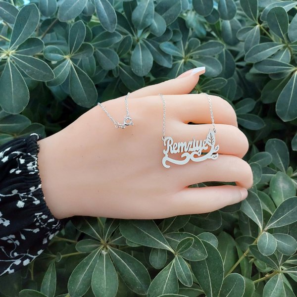 Gümüş Altı Yaprak Desenli İsimli Kolye