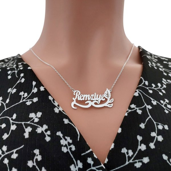 Gümüş Altı Yaprak Desenli İsimli Kolye