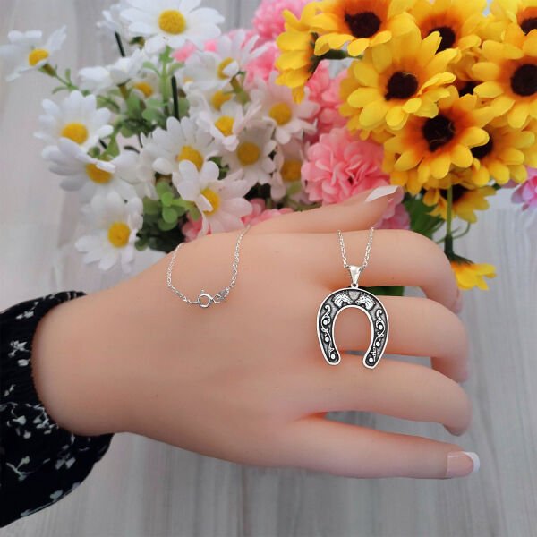 Gümüş Desenli At Nalı Kolye