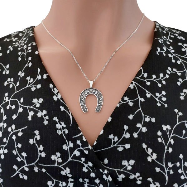 Gümüş Desenli At Nalı Kolye