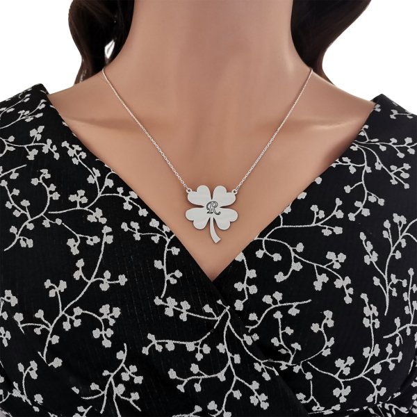 Gümüş Yonca Desenli Harfli Kolye