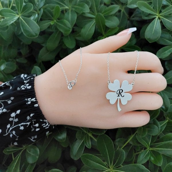 Gümüş Yonca Desenli Harfli Kolye