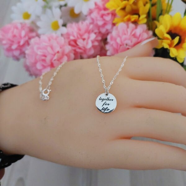 Gümüş Yuvarlak Madalyon Harfli İsimli Kolye