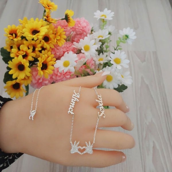 Gümüş Kalpli El Figürlü 2 İsimli Aile Kolyesi