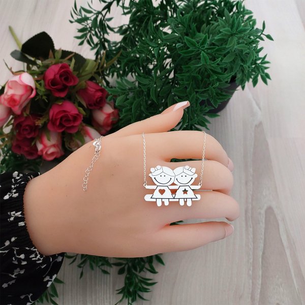 Gümüş Kız Kardeş Tasarımlı Çöp Aile İsimli Kolye