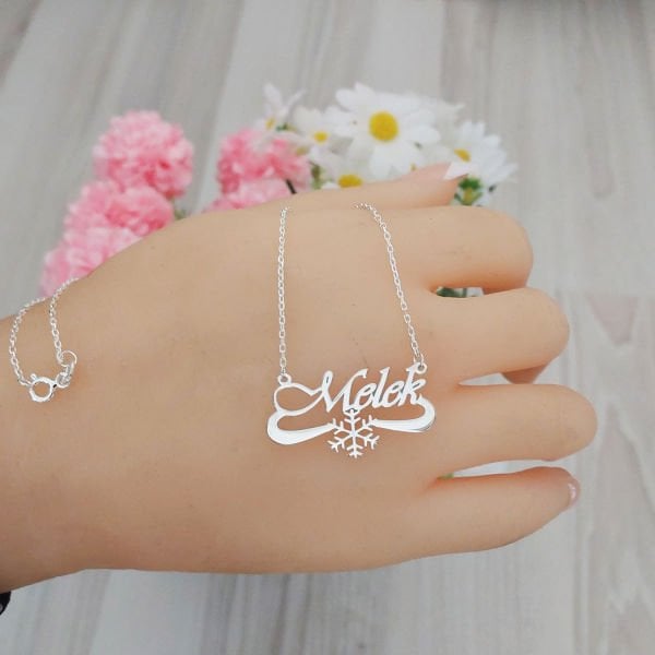 Gümüş Kar Tanesi Tasarımlı İsimli Kolye