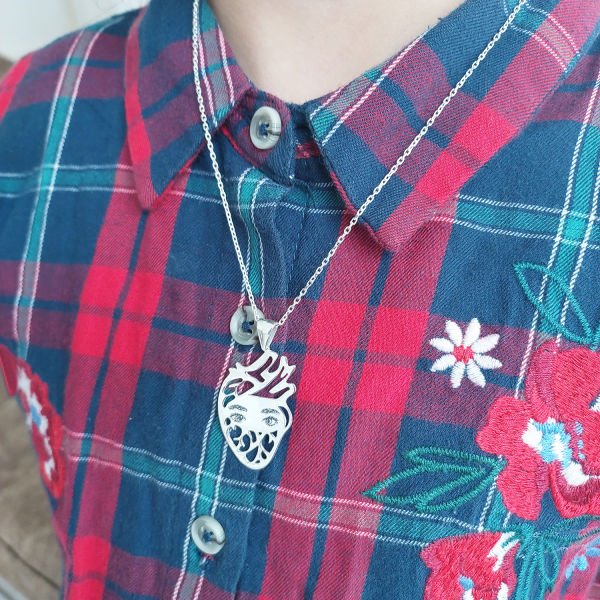 Gümüş Kalp Temalı Göz Çizimli Kolye