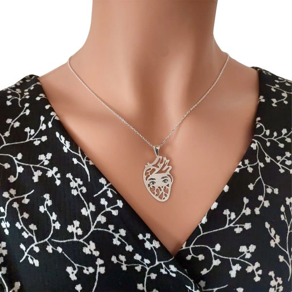 Gümüş Kalp Temalı Göz Çizimli Kolye
