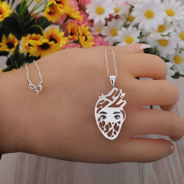 Gümüş Kalp Temalı Göz Çizimli Kolye