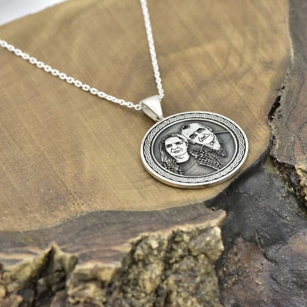 Gümüş Kare Kalem Çizimli Resimli Kolye