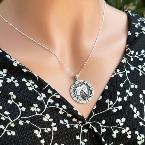 Gümüş Kare Kalem Çizimli Resimli Kolye