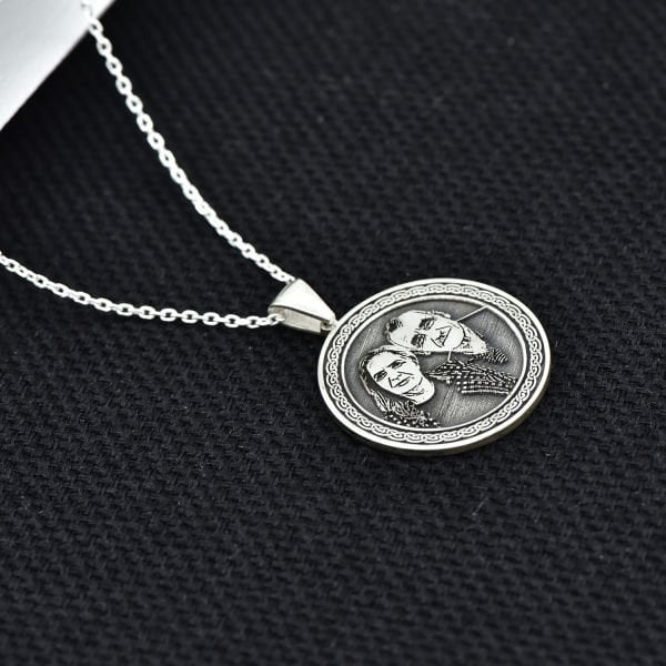 Gümüş Kare Kalem Çizimli Resimli Kolye