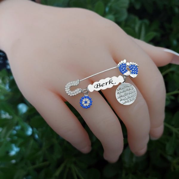 Gümüş Patikli Nazar Duası İsimli Bebek İğnesi