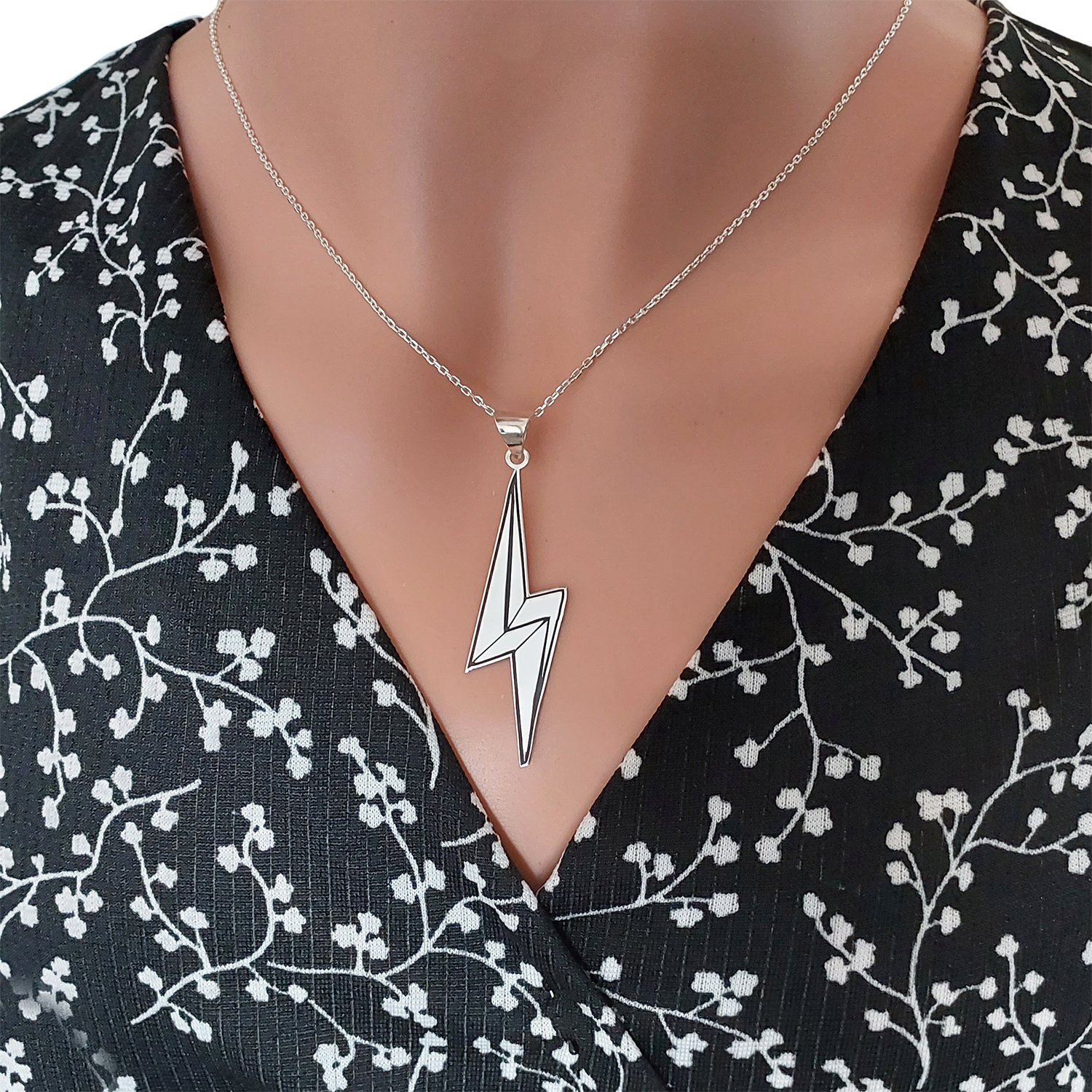 Gümüş Şimşek Figürlü Kolye