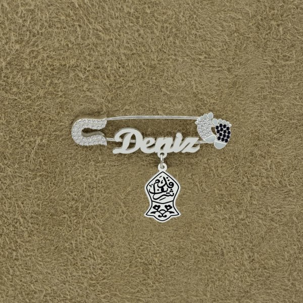 Gümüş Patikli İsimli Bebek Yaka İğnesi