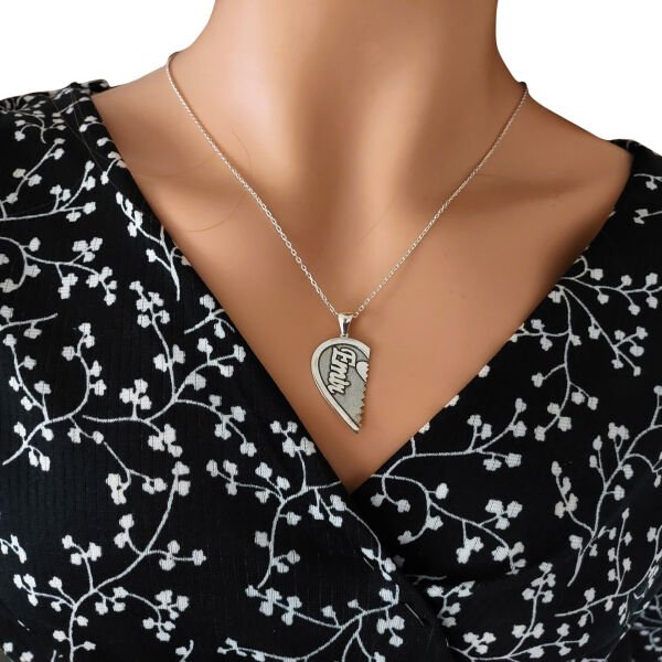 Gümüş Plakalı İkiye Bölünen Kalpli İsimli Kolye