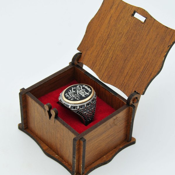 Gümüş Hat Yazılı Mineli İsimli Erkek Yüzük