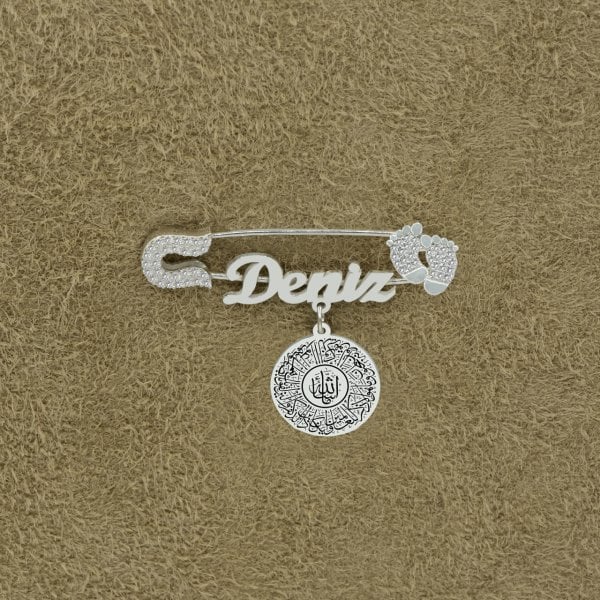 Gümüş Dualı Maşallah Bebek İsimli Yaka İğnesi